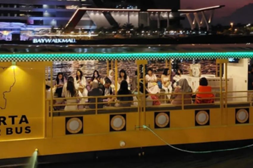Sensasi Berkeliling Perairan Ibu Kota Menggunakan Jakarta Water Bus