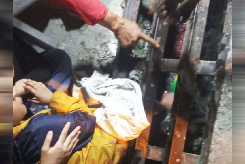 Dramatis, Petugas Damkar Berhasil Evakuasi Kaki Bocah Terjepit Besi Selokan