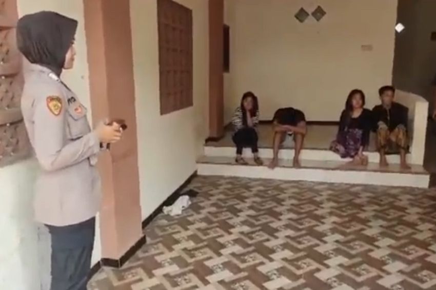 Asyik Mesum di Kamar Kos, 4 Muda-mudi Digerebek Warga Bangkalan