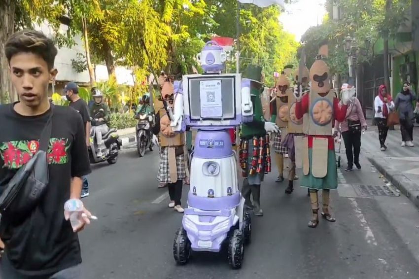 Unik, Robot Pintar Ikut Karnaval Meriahkan HUT ke-78 RI di Surabaya