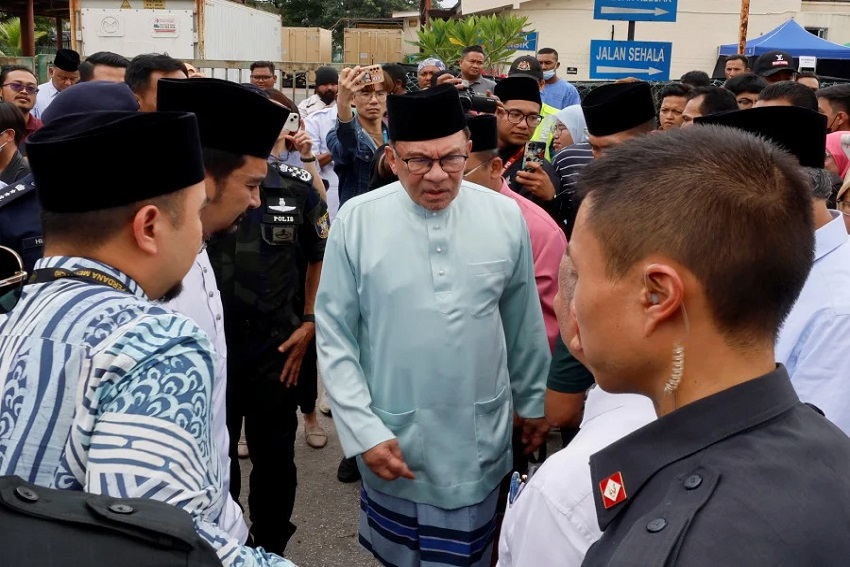 PM Anwar Ibrahim Islamkan Pemuda Hindu Secara Terbuka, Dikecam Non-Muslim Malaysia