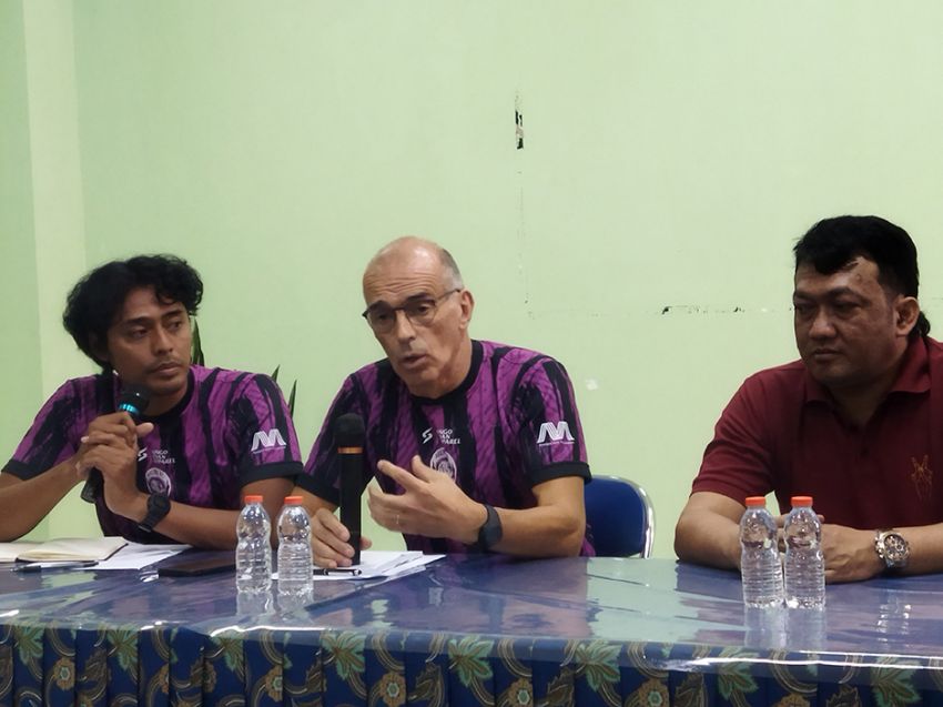 Pelatih Anyar Arema FC Bicara Dampak Tragedi Kanjuruhan: Mental dan Fisik Pemain Berubah!