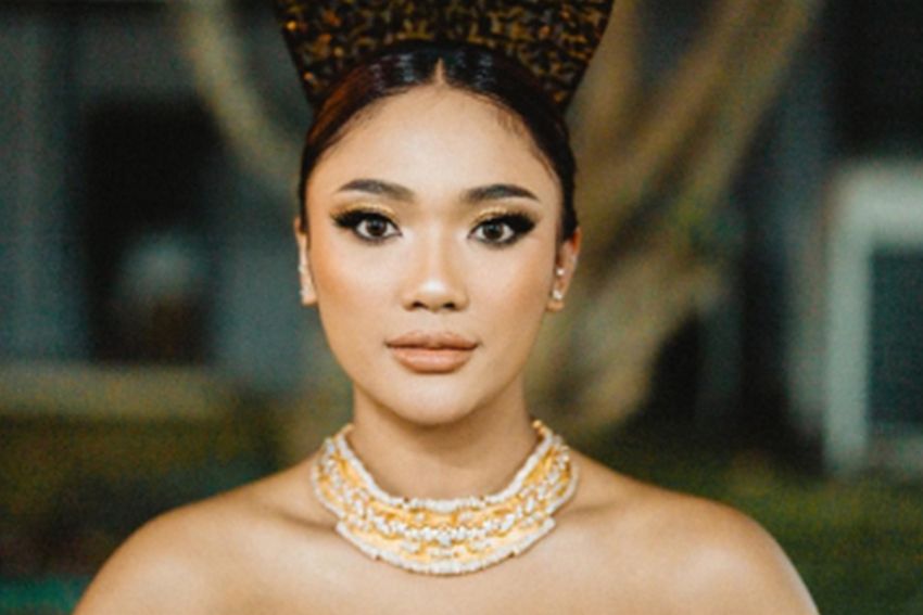 5 Foto Marion Jola Pakai Kain Tenun dan Aksesori Tradisional Sumba, Cantik Khas Indonesia