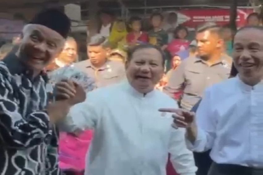 Jokowi Tunjuk-tunjuk Ganjar di Depan Prabowo saat Berkunjung ke Pasar Grogolan