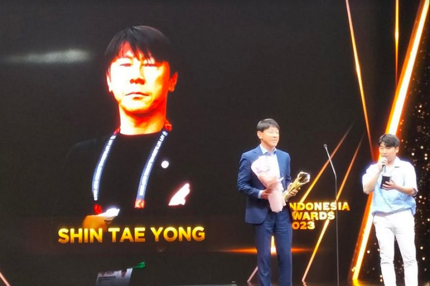 Shin Tae-yong Terima Penghargaan Pelatih Olahraga Terfavorit di Indonesia Awards 2023