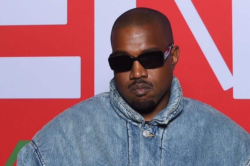 Kanye West Terancam Dipolisikan Gegara Pamer Bokong saat Liburan di Italia