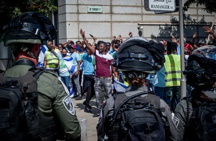 Pencari Suaka Eritrea Bentrok dengan Polisi Israel, Selusin Demonstran Ditembak
