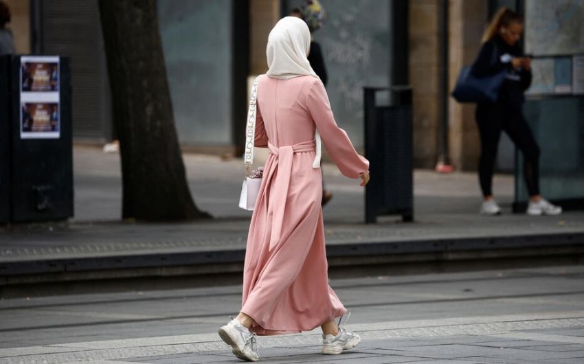 Macron Ngotot Prancis Tanpa Kompromi Larang Abaya dan Baju Muslim di Sekolah