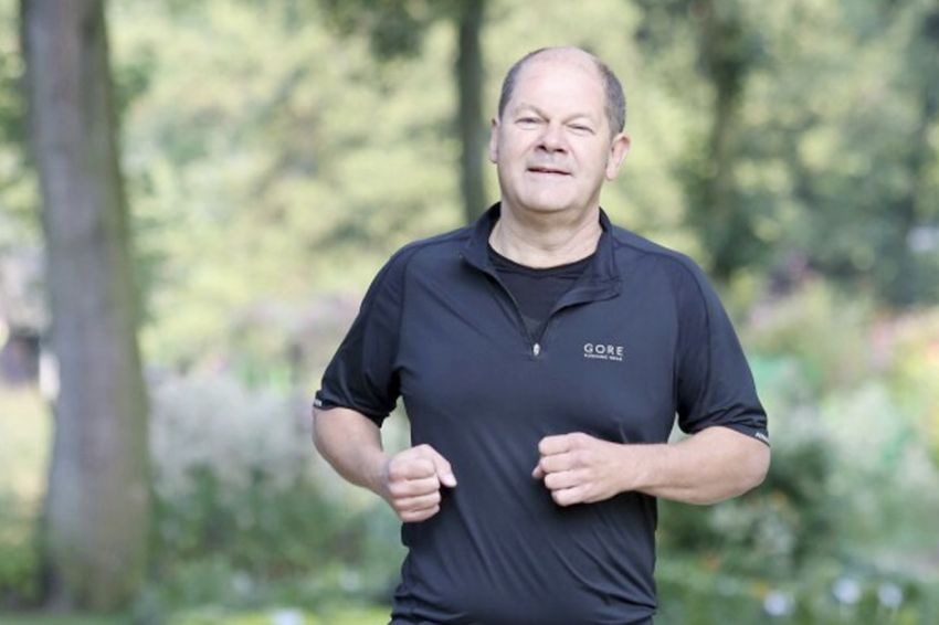 Kanselir Jerman Jatuh saat Jogging