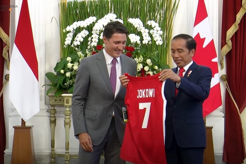 Jokowi receives basketball jersey number 7 in memory of Canadian Prime Minister