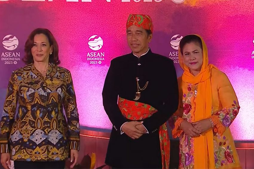 Berbalut Baju Batik, Begini Gaya Formal Wapres AS Kamala Harris di Gala Dinner KTT ke-43 ASEAN