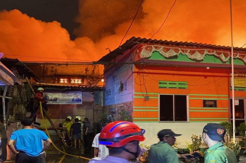 Kebakaran Hanguskan 33 Rumah dan 1 Konveksi di Jakbar, Diduga Korsleting Listrik