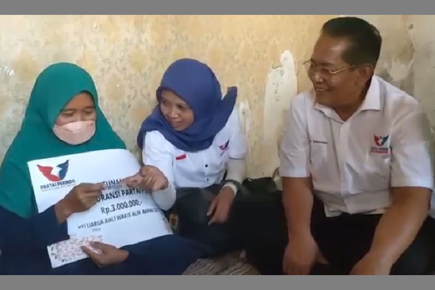 Bacaleg Perindo Anang Iskandar Serahkan Santunan KTA Berasuransi ke Ahli Waris Lakalantas di Sidoarjo
