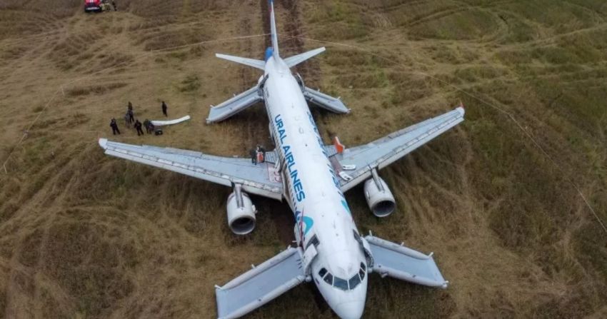 Pesawat Ural Airlines Mendarat Darurat di Ladang Jagung di Rusia