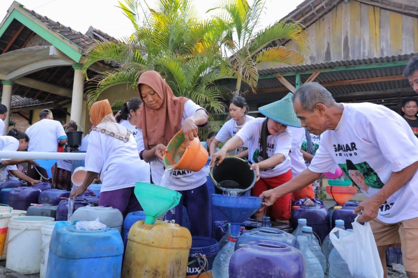 Kiai Muda Ganjar Salurkan Bantuan Air Bersih Ke Warga Bojonegoro 4289