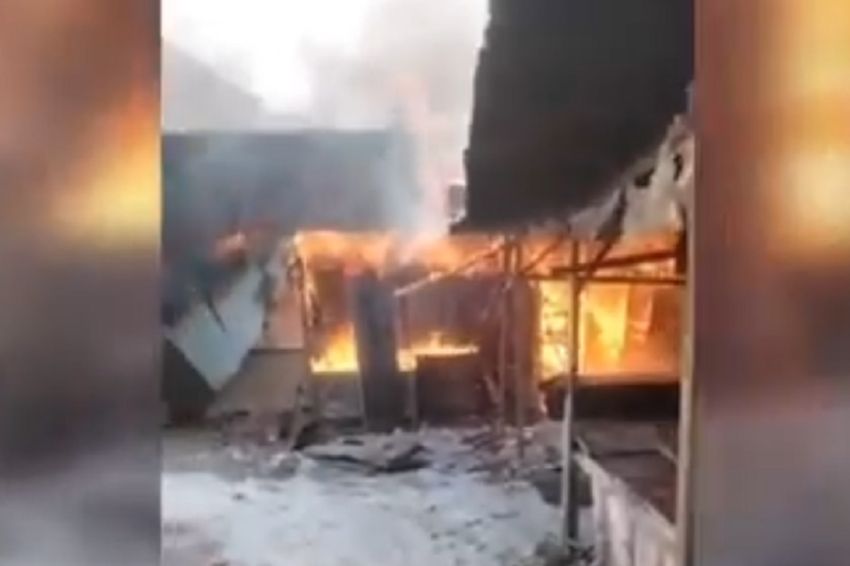 Ngeri! Begini Penampakan Kobaran Api saat Menghanguskan 7 Kios Pasar Tradisional di Bojonegoro