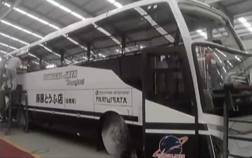 Bus PO Tunggal Jaya Pakai Livery Mirip Mobil Takumi dalam Film Initial D