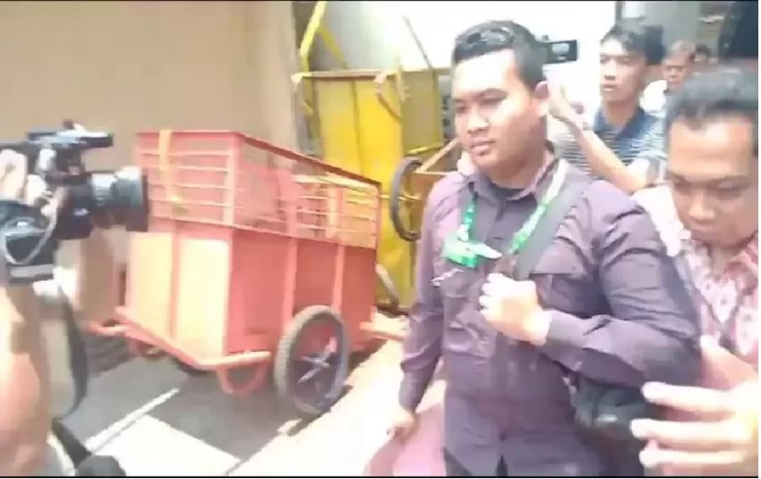 Usai 7 Jam Diperiksa Polisi, Ajudan Ketua KPK Firli Bahuri Bungkam