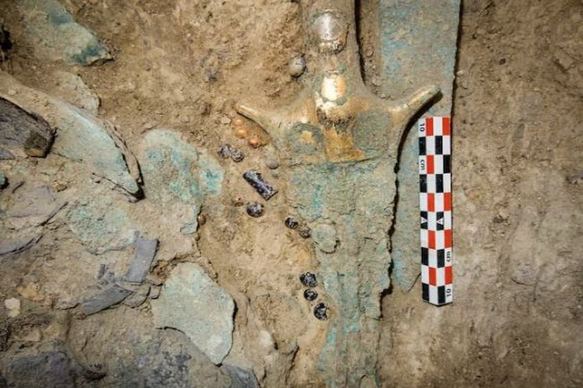 Arkeolog Temukan Harta Karun di Makam Ksatria Griffin di Yunani
