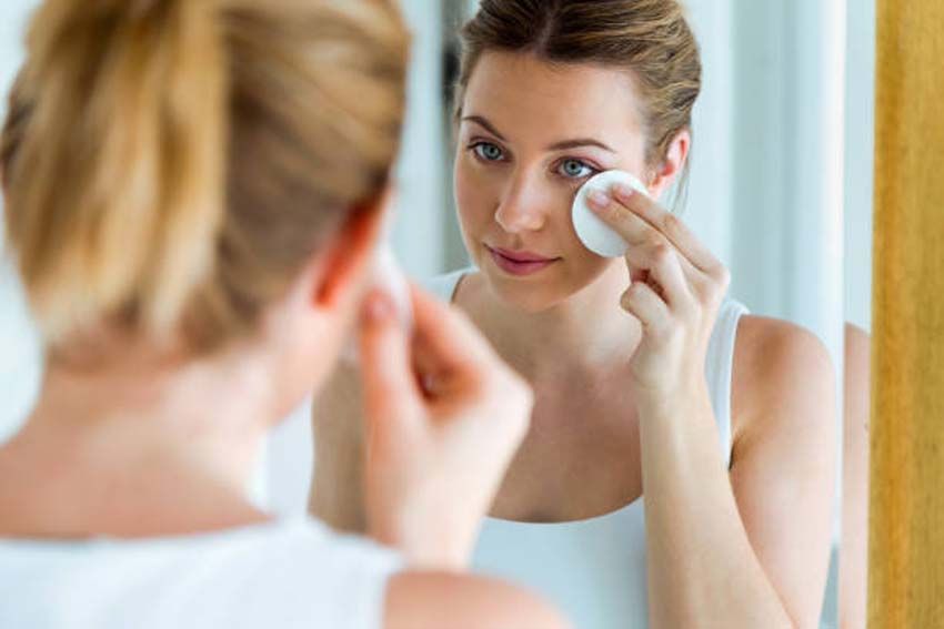 5 Bahaya Malas Bersihkan Makeup sebelum Tidur, Bukan Cuma Jerawatan