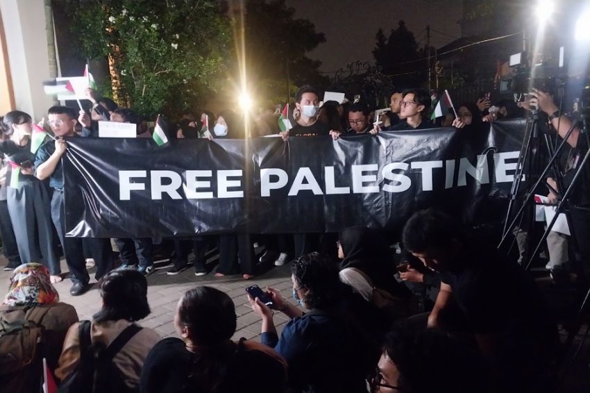 Ratusan Orang Gelar Aksi Solidaritas di Kedutaan Besar Palestina