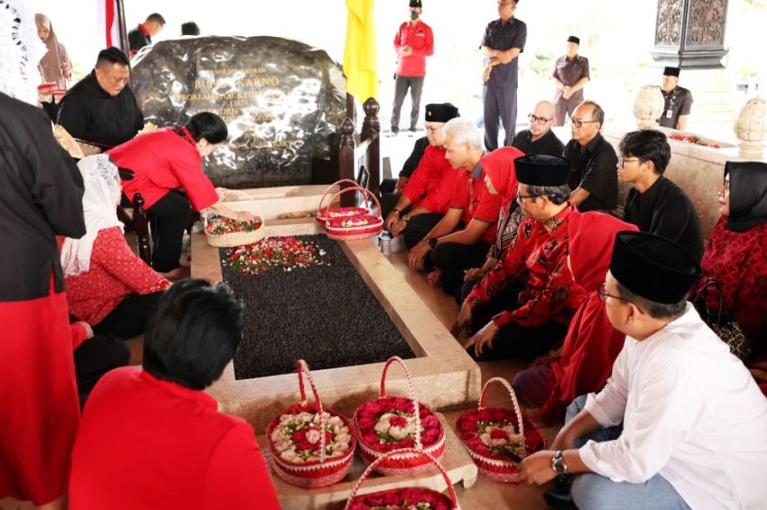 Ganjar-Mahfud Ziarah ke Makam Soekarno Bersama Megawati