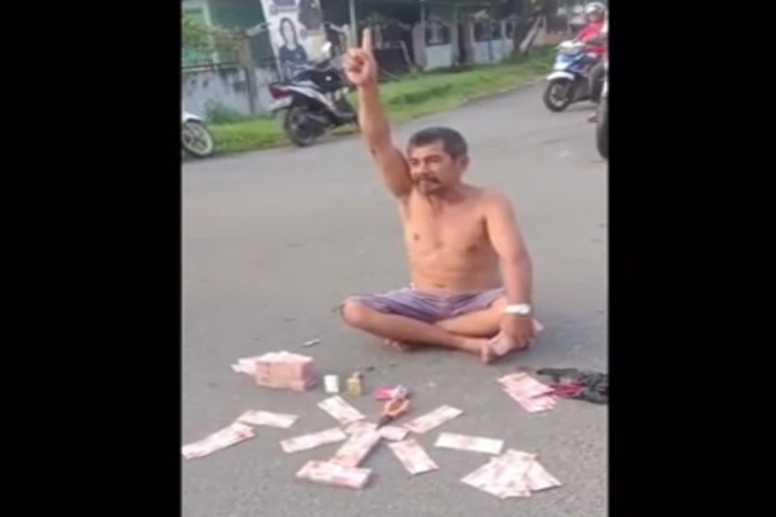 Viral! Pria di Tapanuli Tengah Pamer Uang Ratusan Juta di Tengah Jalan