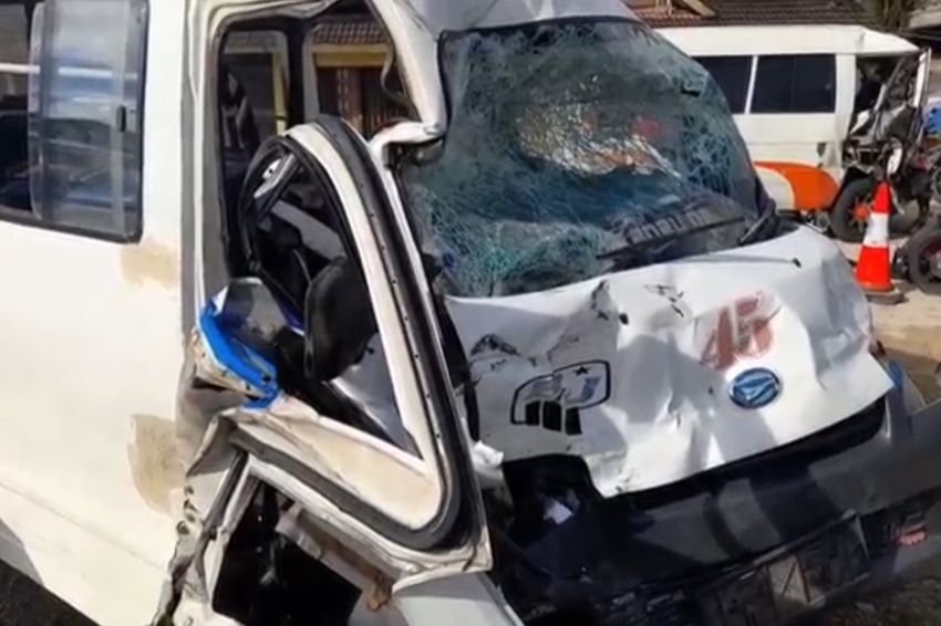 Minibus Tabrak Angkutan Kota di Tapanuli Tengah, 1 Tewas dan 7 Terluka