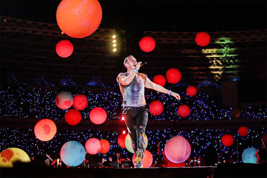 Konser Coldplay Sulap Stadion Utama GBK Jadi Lautan Cahaya