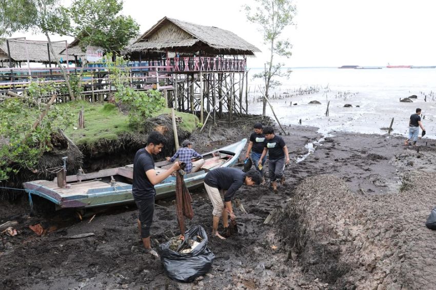 Civitas Ganjar Bersama Warga Aksi Bersih Pantai Purnama di Dumai