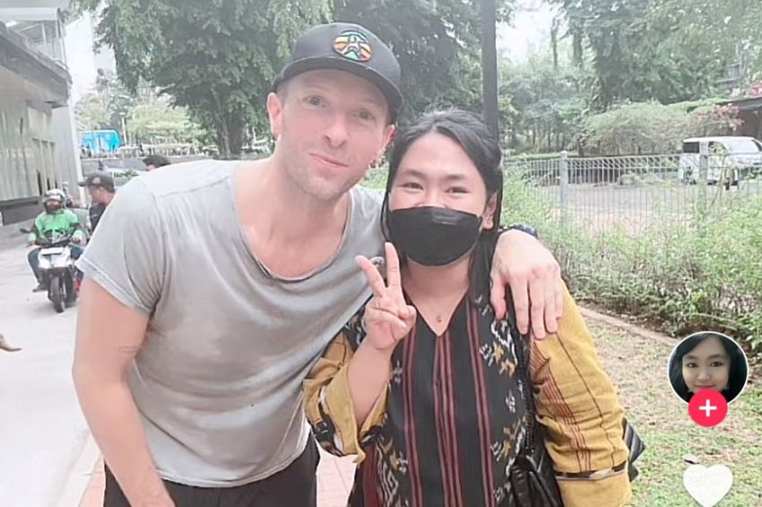 Viral! Wanita Ini Diajak Foto Chris Martin, Tak Sengaja Bertemu di Pinggir Jalan Sudirman