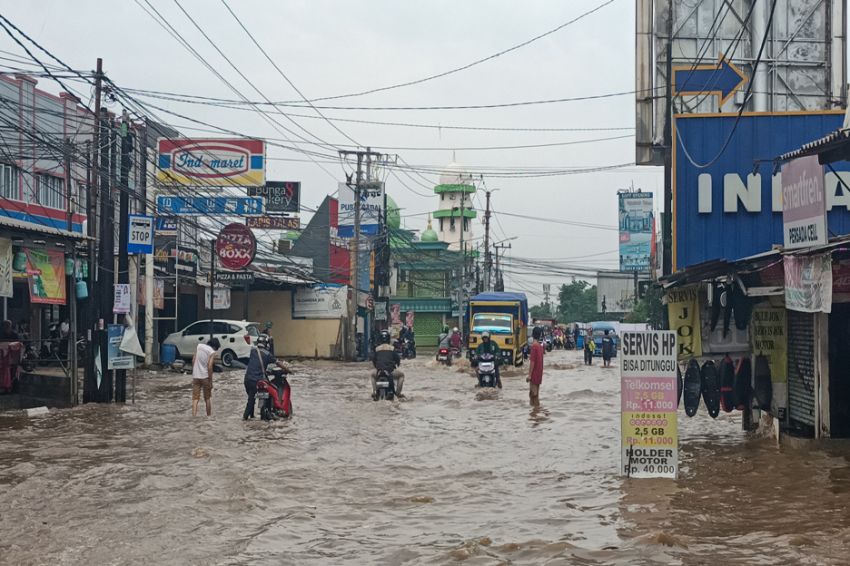 Banjir Rendam Jalan Raya Sawangan-Mampang Depok, Arus Lalin Macet