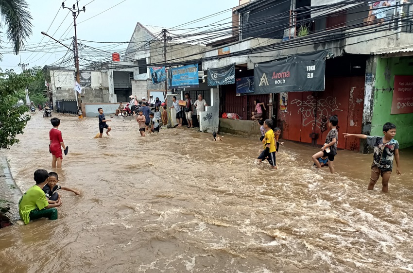 Banjir di Jalan Pramuka Raya Mampang Depok Jadi Kolam Renang Dadakan Anak-anak
