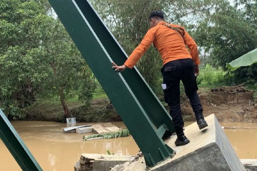 Diterjang Banjir, Jembatan Rawayan di Cikeas Bogor Porak-poranda