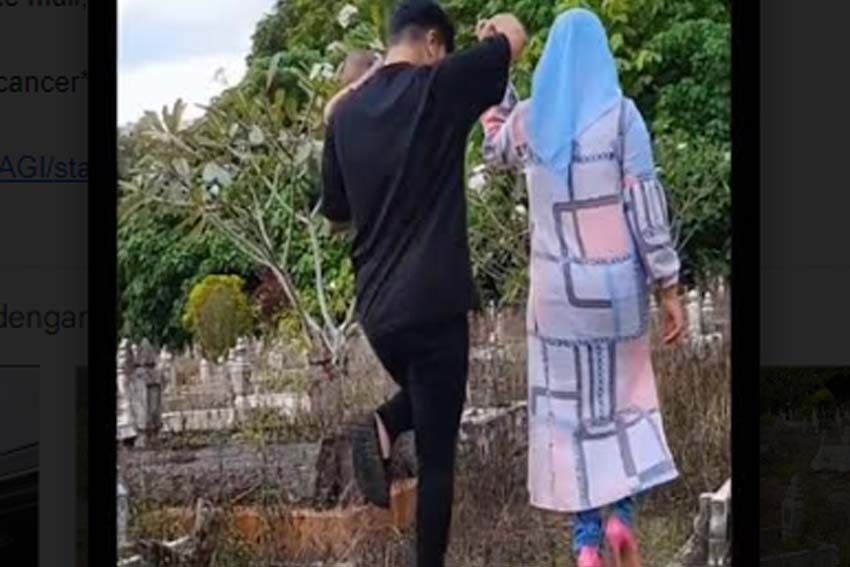 Viral! Istri Temani Suami Ziarah ke Makam Pakai High Heels, Netizen: Emang Boleh Pakai Egrang?