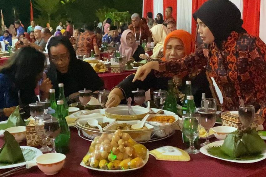 Siti Atikoh Menikmati Kuliner Khas Aceh, dari Udeung Sabe hingga Es Timun Cincau