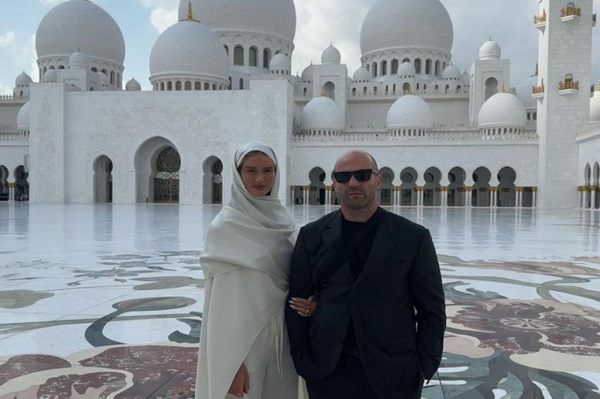 Istri Jason Statham Berhijab saat Masuk Masjid Terbesar di Dunia, Netizen Terkagum-kagum