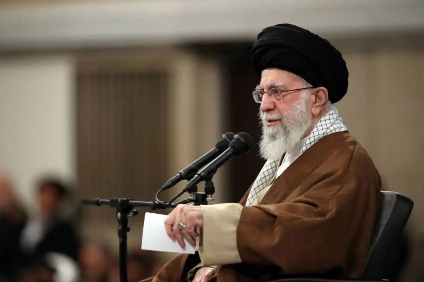 Pemimpin Tertinggi Iran Khamenei Serukan De-Amerikanisasi di Timur Tengah