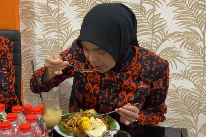Siti Atikoh Rasakan Langsung Kelezatan Mi Khas Aceh: Sedap Banget!