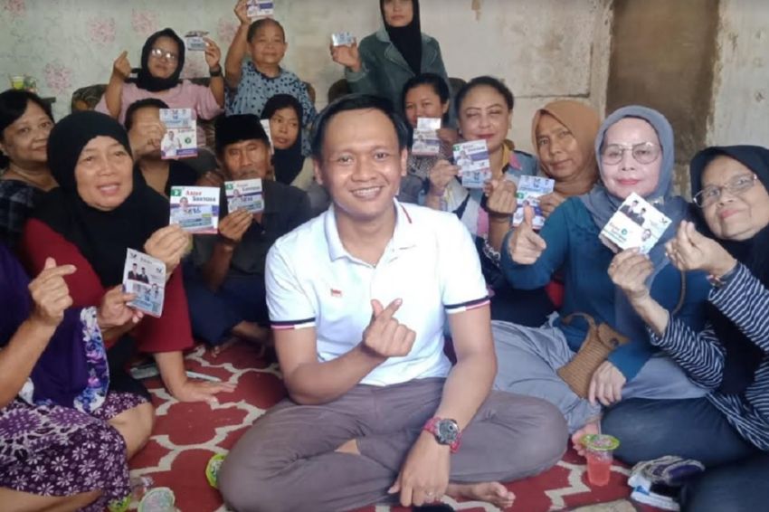 Caleg Perindo Arief Santoso Sapa Warga Mandalajati Bandung, Bagikan Sembako dan Kalender 2024
