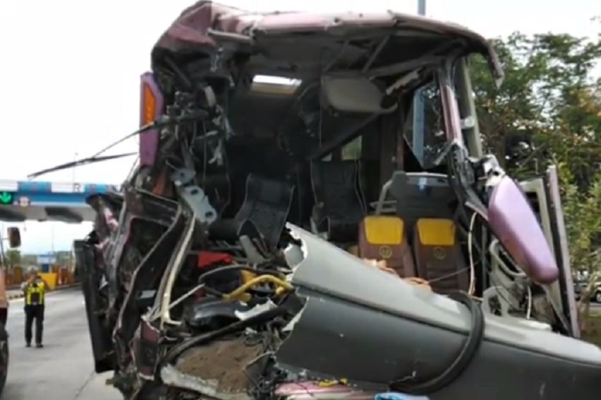 Bus Pariwisata Rombongan Siswa SMKN Ngasem Bojonegoro Tabrak Dump Truck, 2 Tewas