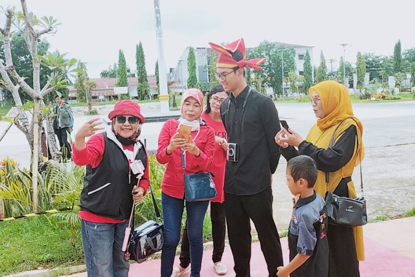 Kunjungi Istana Balla Lompoa, Alam Ganjar Diajak Selfie Anak-anak Makassar
