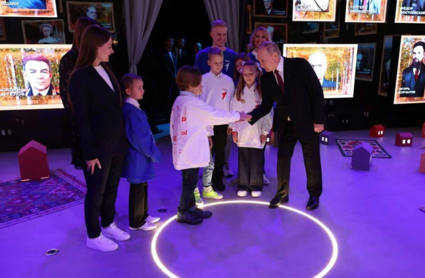 Presiden Putin Simulasikan Tombol Nuklir di Depan Anak-anak