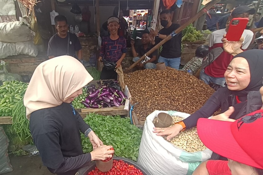 Siti Atikoh Dengarkan Keluhan Pedagang Kacang Tanah Lagi Mahal di Pasar Rau Serang Banten