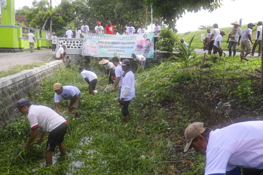 Petebu Ganjar dan Warga Desa Gotong Royong Bersihkan Irigasi di Jombang