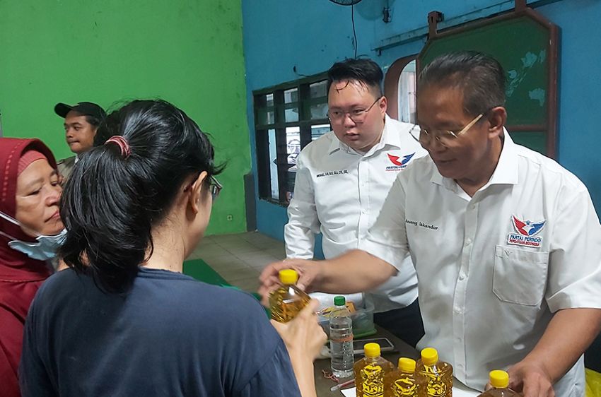 Caleg Perindo Anang Iskandar Gelar Pasar Murah Minyak Goreng di Surabaya