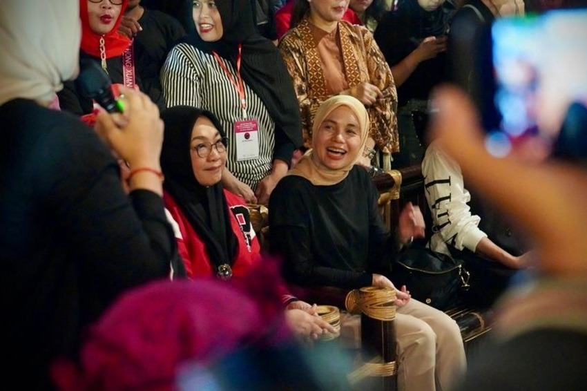 Siti Atikoh Tiba di Madiun, Salam 3 Jari Selamatkan Demokrasi Menggema
