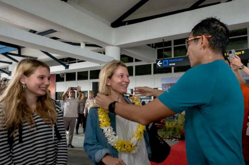 Sandiaga Sambut Wisatawan Mancanegara Pertama di 2024 yang Liburan ke Bintan