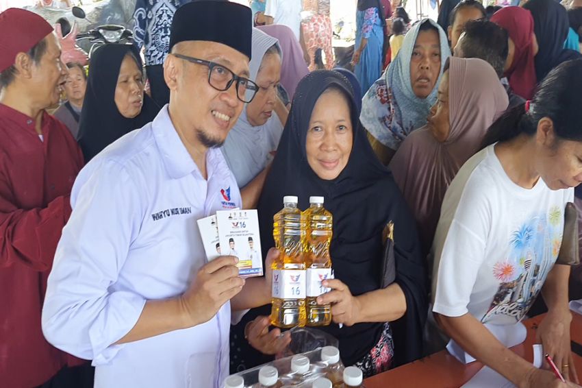Kunjungi Warga Cipinang Melayu, Caleg Perindo Gelar Bazar 1.000 Liter Minyak Goreng Murah