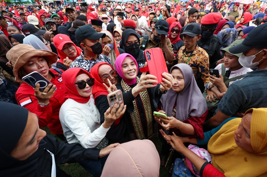 Siti Atikoh Dikagumi Warga Lampung Tengah: Rendah Hati, Ramah, dan Merakyat